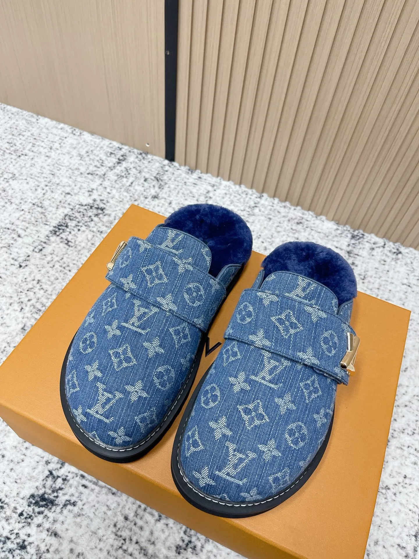 [L Home] P: 500💰 Size: 35-46 (female 40.41, male 45 46 custom-made) Top version Louis vuitton Lv top version LV couple's wool slippers New couple's Birkenstock slippers Cute and loveable, the foot feel is not too good Simple and high-end Sling-hee design Ready to wear and go Good news for lazy people Upper imported cowhide/imported old floral cloth Original hardware buckle, original molded high-density foam outsole Fabric: Yangjing/classic jacquard fabric Lining: imported wool lining Sole: original foam combination sole